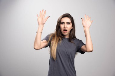 Ayakta duran ve poz veren genç bir kadın.