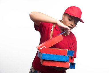 Sürpriz teslimatçı kadın beyaz arka planda pizza kutuları açıyor. Yüksek kalite fotoğraf