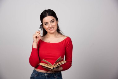 Elinde kitaplarla gezen güzel esmer bir öğrencinin portresi. Yüksek kalite fotoğraf