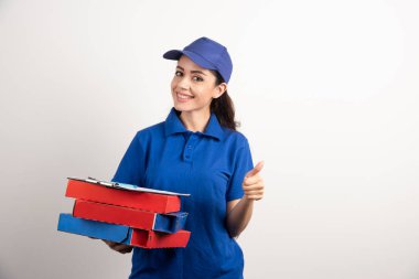 Karton pizza ve pano taşıyan kadın kurye. Yüksek kalite fotoğraf