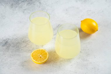 İki bardak limon dilimli limonata. Yüksek kalite fotoğraf