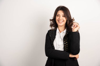 Siyah ceketli kadın beyaz arka planda poz veriyor. Yüksek kalite fotoğraf