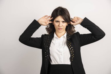 Kadın ofis çalışanı beyaz arka planda başını işaret ediyor. Yüksek kalite fotoğraf