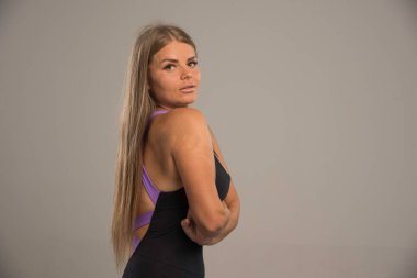 Spor sütyenle poz veren kadın model. Yüksek kalite fotoğraf