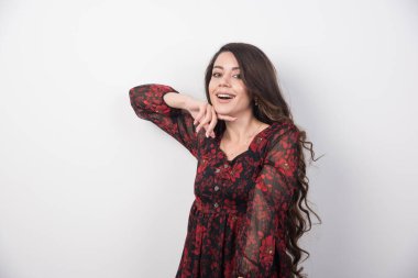 Uzun saçlı kadının mutlu bir ifadeyle kameraya bakışının portresi. Yüksek kalite fotoğraf