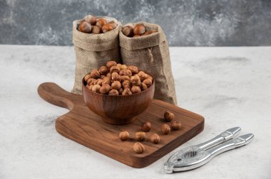 Bir kase organik fındık çekirdeği ve kabuklu fındık. Yüksek kalite fotoğraf