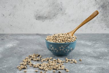 Mavi kasede beyaz fasulye ve kaşık. Yüksek kalite fotoğraf