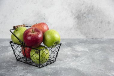 Metal sepete yerleştirilmiş taze yeşil ve kırmızı elmalar. Yüksek kalite fotoğraf