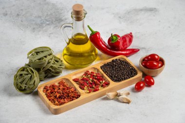 Yeşil tagliatelle, kuru baharatlar ve mermer arka planda zeytinyağı. Yüksek kalite fotoğraf