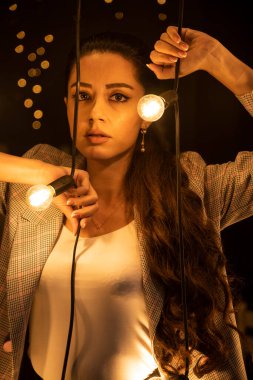 Genç bayan kameraya keskin bir bakış atıyor. Yüksek kalite fotoğraf