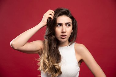 Kırmızı arka planda poz veren güzel esmer kadın model. Yüksek kalite fotoğraf