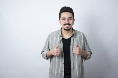 Rahat giyinen, poz veren genç bir adamın portresi. Yüksek kalite fotoğraf