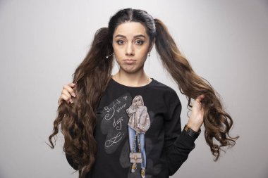 Güzel kız saçlarını üzgün bir ifadeyle tutuyor. Yüksek kalite fotoğraf