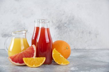 Portakal dilimli greyfurt suyu dolu cam sürahiler. Yüksek kalite fotoğraf