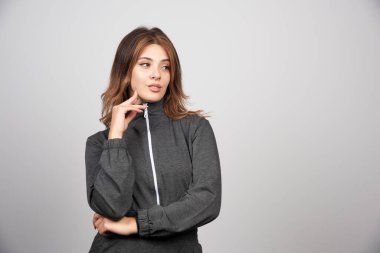 Ayakta duran ve poz veren genç ciddi bir kadın. Yüksek kalite fotoğraf