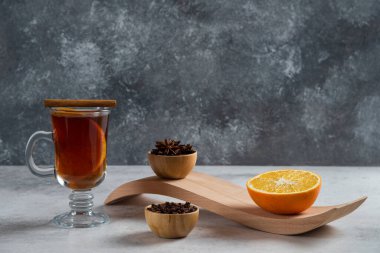 Bir bardak çay, bir dilim portakal ve kurutulmuş gevrek çay. Yüksek kalite fotoğraf