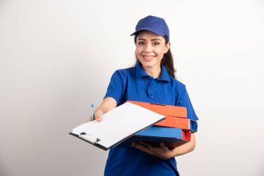 Elinde karton pizza olan kadın kurye, pano veriyor. Yüksek kalite fotoğraf