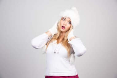 Beyaz şapkalı ve beyaz kazaklı güzel bir kadın. Yüksek kalite fotoğraf