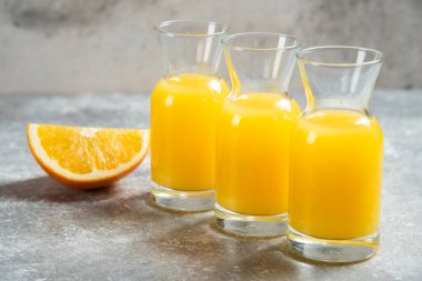 Bir bardak portakal suyu ve bir dilim portakal. Yüksek kalite fotoğraf