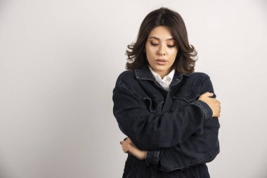 Beyaz arka planda duran kadın çalışan. Yüksek kalite fotoğraf