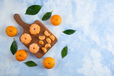 Üst Manzara. Tam ve soyulmuş mandalina dilimi. Tahta üzerinde. Yüksek kalite fotoğraf