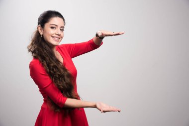 Genç esmer kız ellerini havaya kaldırdı. Yüksek kalite fotoğraf