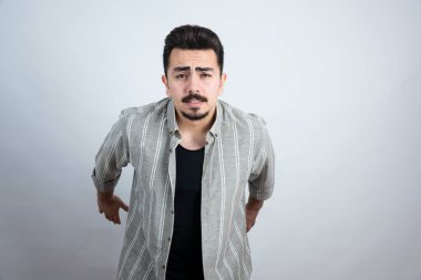 Sakallı ve poz veren yakışıklı bir genç. Yüksek kalite fotoğraf