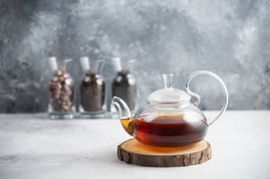 Tahta üzerinde çay olan camdan bir çaydanlık. Yüksek kalite fotoğraf
