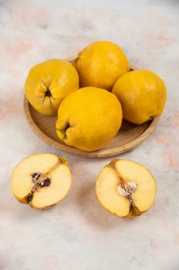 Dilimlenmiş ve taze ayva meyveleri ahşap tabakta. Yüksek kalite fotoğraf