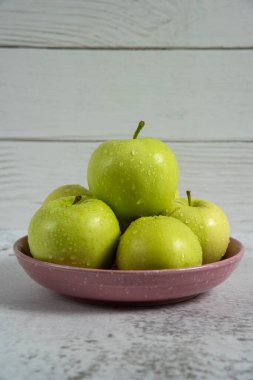 Ahşap arka planda yeşil elmalar