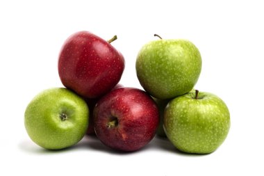Beyaz arka planda izole edilmiş taze kırmızı ve yeşil elmalar. Yüksek kalite fotoğraf