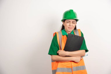 Panosu ve kalemi olan kadın inşaatçının fotoğrafı. Yüksek kalite fotoğraf