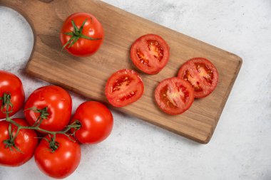 Tahta üzerinde taze kırmızı domatesler. Yüksek kalite fotoğraf