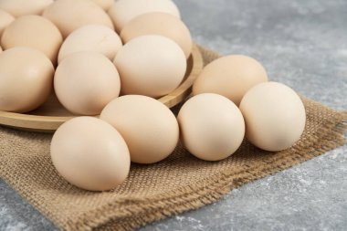 Mermer yüzeyde pişmemiş organik yumurta tabağı. Yüksek kalite fotoğraf