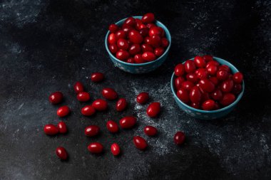 Mavi bardaklarda mercan meyveleri, üst manzara. Yüksek kalite fotoğraf