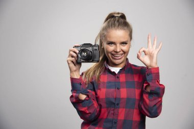 Damalı gömlekli sarışın fotoğraf, fotoğraf çekiyor ve olumlu hissediyor. Yüksek kalite fotoğraf