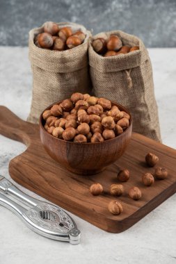 Bir kase organik fındık çekirdeği ve kabuklu fındık. Yüksek kalite fotoğraf