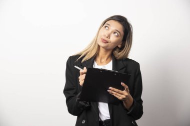 İş kadını poz veriyor ve pano tutuyor. Yüksek kalite fotoğraf