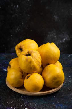 Koyu arkaplana yerleştirilmiş taze ayva meyveleri. Yüksek kalite fotoğraf