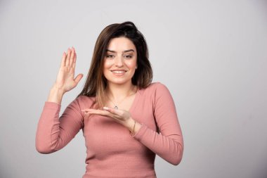 Gülümseyen kadın, ürün veya metin için avuç içini fotokopi aletiyle açık gösteriyor. Yüksek kalite fotoğraf