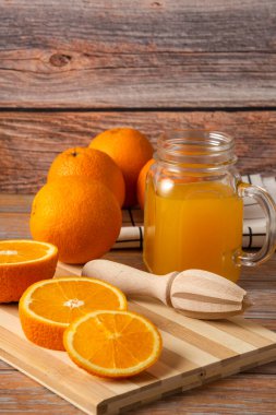 taze portakal suyu ile portakal ahşap tablo