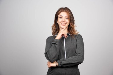 Ayakta duran ve poz veren genç bir kadın. Yüksek kalite fotoğraf