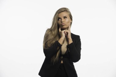 Siyah takım elbiseli genç iş kadını düşünceli görünüyor. Yüksek kalite fotoğraf