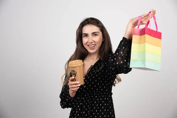 Jonge Vrouw Model Toont Een Winkeltas Houdt Een Kopje Koffie — Stockfoto