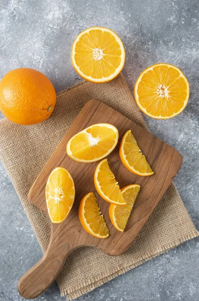 Una Tabla Madera Llena Jugosas Rebanadas Fruta Naranja Sobre Fondo — Foto de Stock