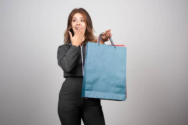 若い女性のショッピングバッグを保持の写真 高品質の写真 — ストック写真