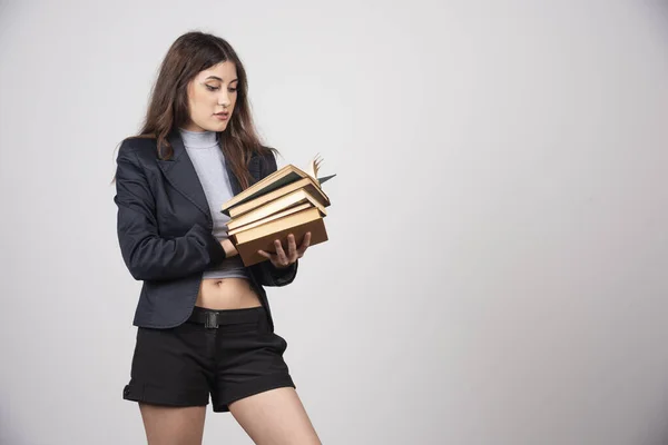 Μια Νεαρή Επιχειρηματίας Διαβάζει Ένα Βιβλίο Έναν Γκρίζο Τοίχο Υψηλής — Φωτογραφία Αρχείου