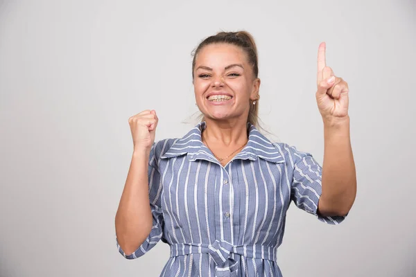 Retrato Mujer Mostrando Dedo Sobre Fondo Gris Foto Alta Calidad — Foto de Stock