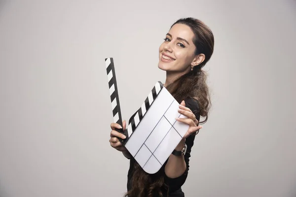 Uma Menina Cineasta Segurando Uma Tábua Palmas Branco Aberta Parecendo — Fotografia de Stock