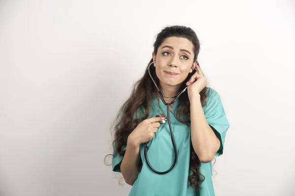 聴診器で制服姿の若い女医 高品質の写真 — ストック写真